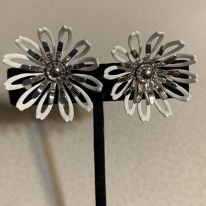 Vintage Sarah Coventry silver tone white flower clip on earrings (344)
